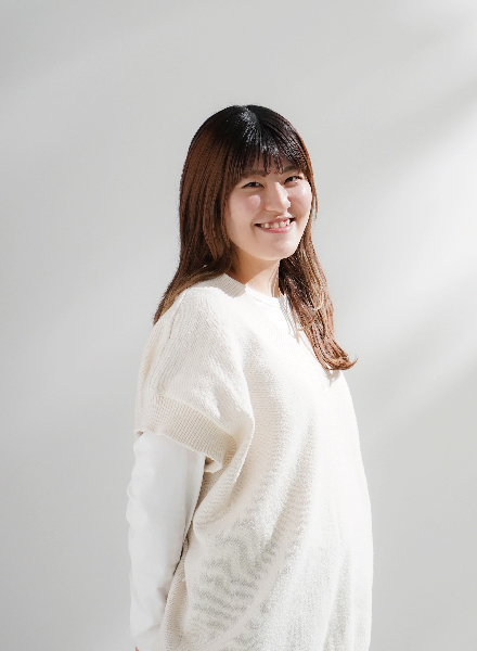 秦 理彩子
